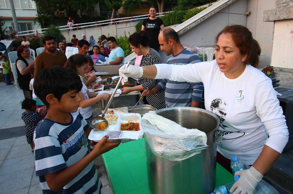 Bayraklı’da Günde 3 Bin Kişiye İftar