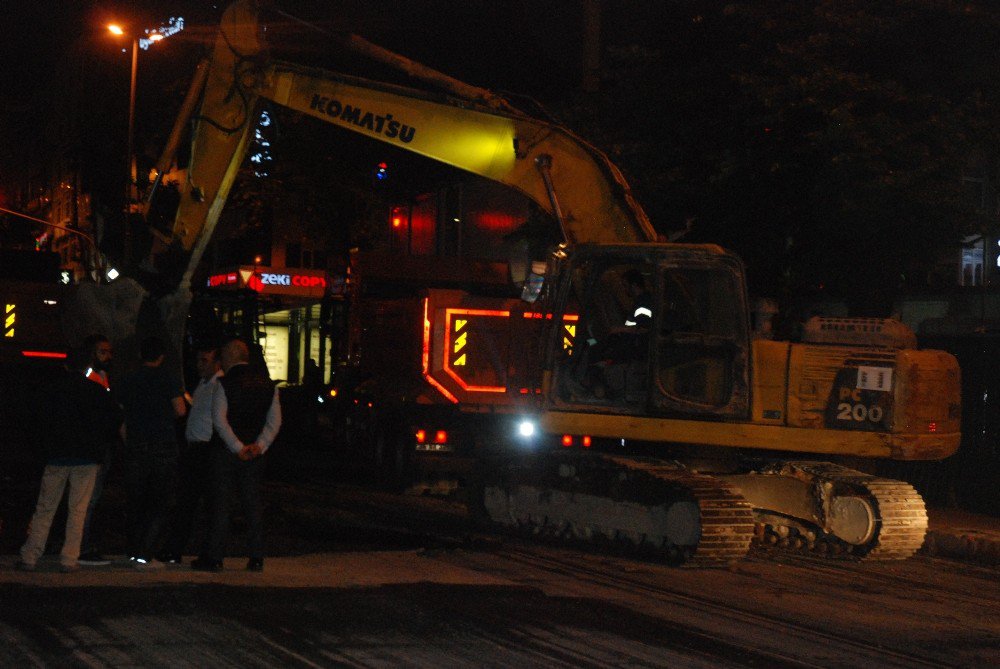 Beşiktaş’ta Çöken Yol 12 Saatlik Çalışmanın Ardından Trafiğe Açıldı