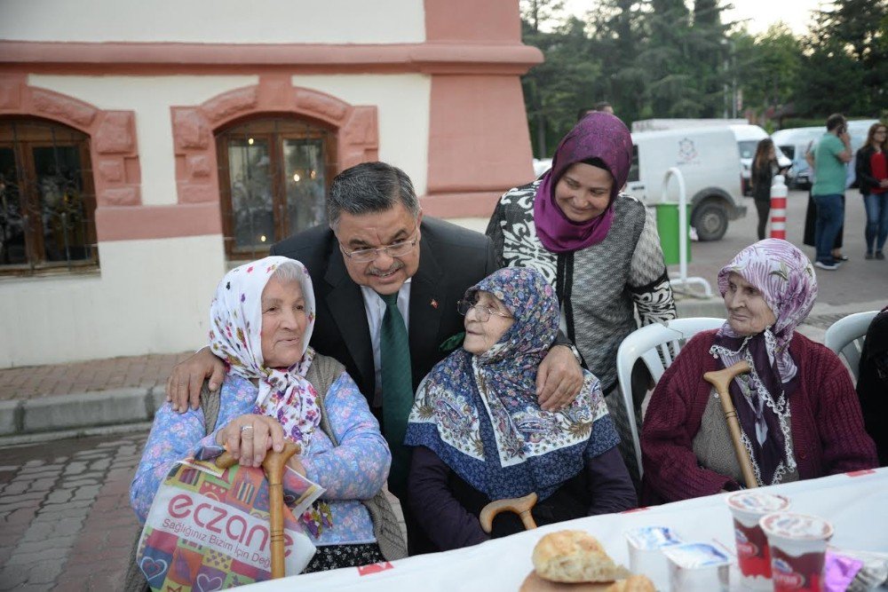 Bilecik Belediyesinden İl Protokolüne İftar Yemeği