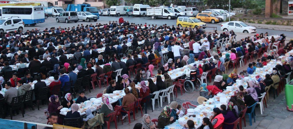 Belediyenin İftar Sofrasına Yoğun İlgi