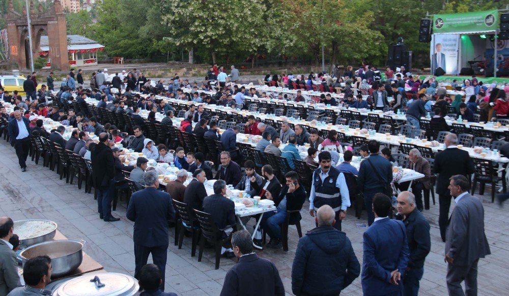 Belediyenin İftar Sofrasına Yoğun İlgi