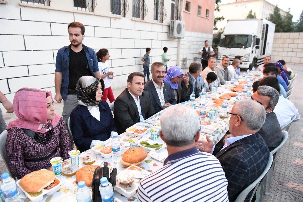 Büyükşehir, Viranşehir’de İftar Davetini Sürdürdü