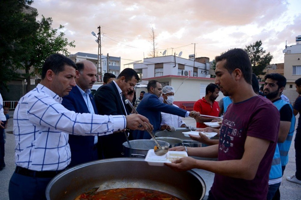 Sınırın Sıfır Noktasındaki İftar Sofrası Havadan Görüntülendi