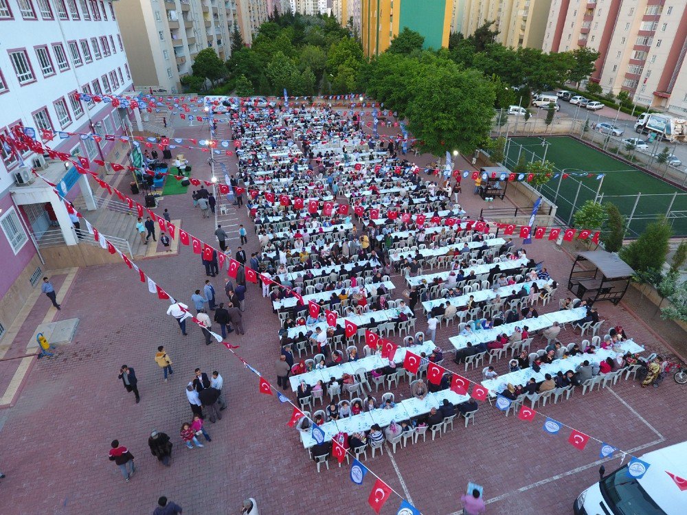 Dulkadiroğlunun İftar Sofrasına Vatandaşlar Yoğun İlgi Gösterdi