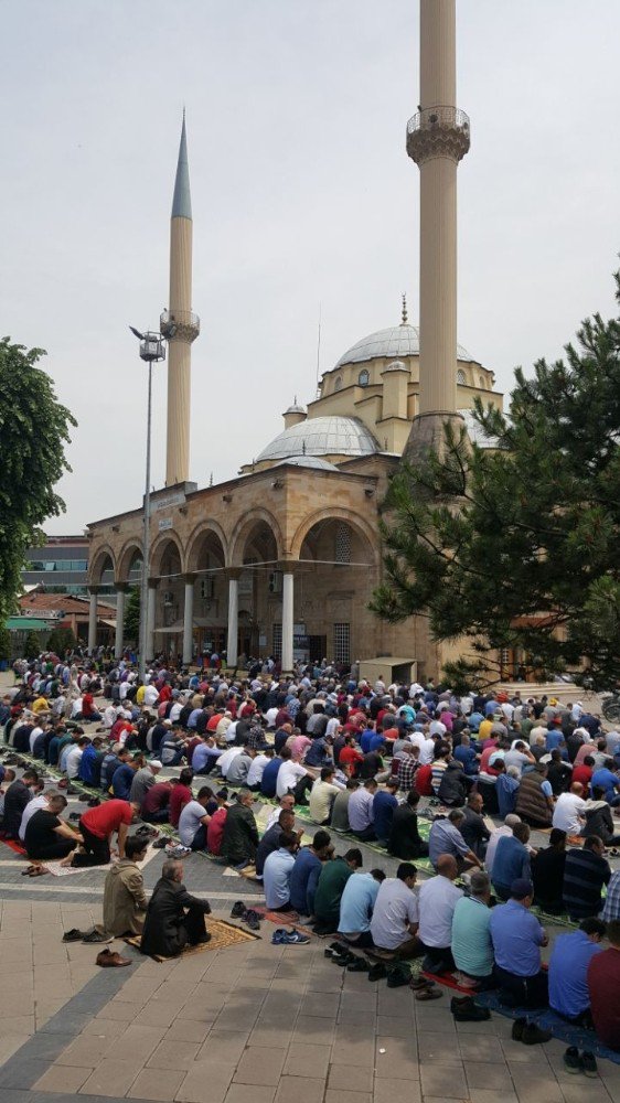 Düzce’de Camiler Doldu Taştı