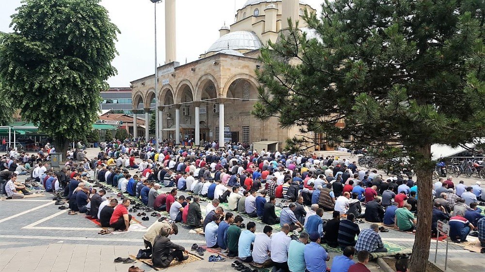 Düzce’de Camiler Doldu Taştı