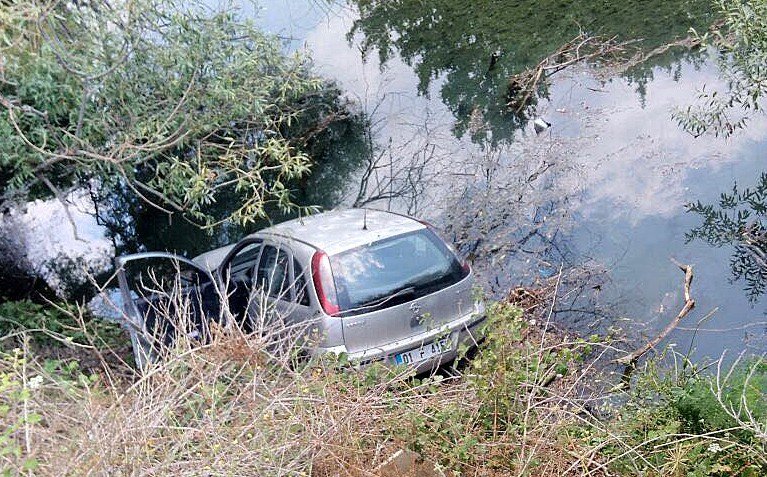 Otomobille Dereye Uçtu