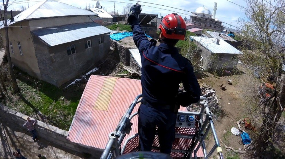 İtfaiyeden Kuş Kurtarma Operasyonu