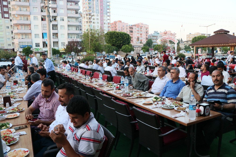 Adana’da, Hüda Par’dan İftar Yemeği