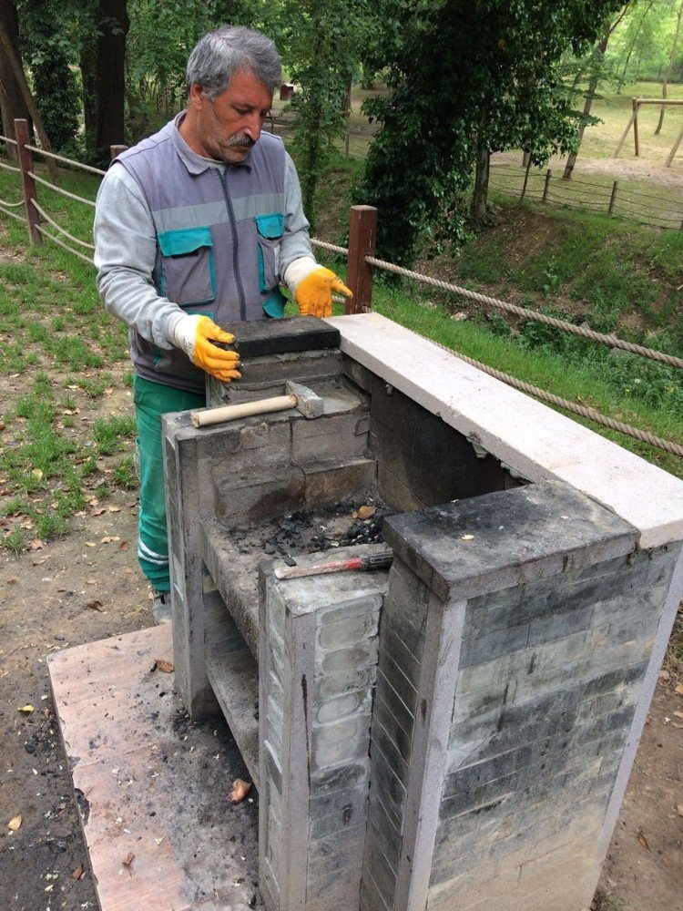 Parklarda Bakım Onarım Yapılıyor