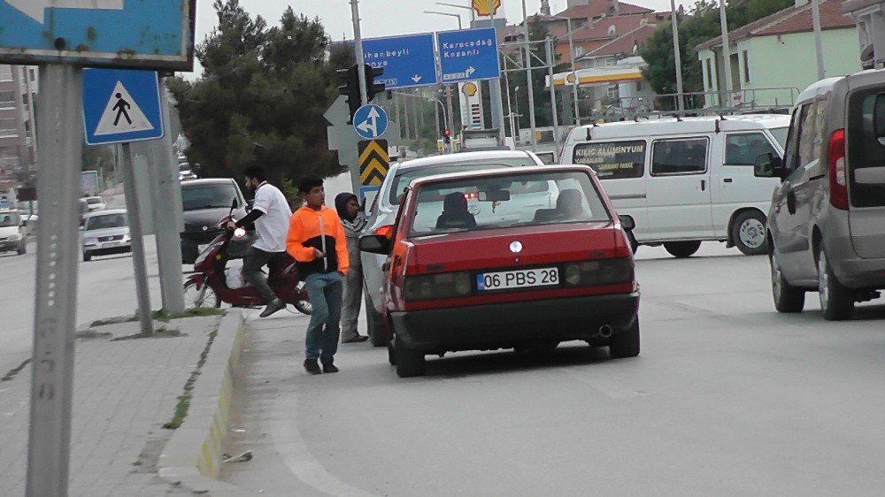 Kulu’da Suriyeli Çocuklar Tehlikeli Şekilde Dileniyor