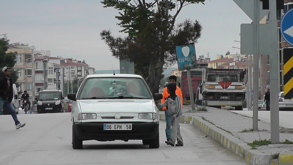 Kulu’da Suriyeli Çocuklar Tehlikeli Şekilde Dileniyor