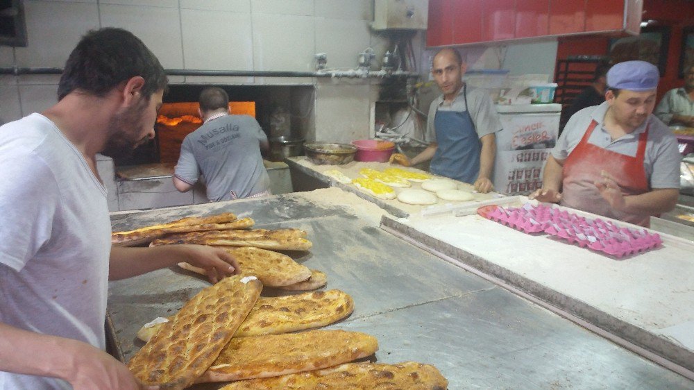 Kütahya’da Sıcak Pide Kuyruğu Geleneği