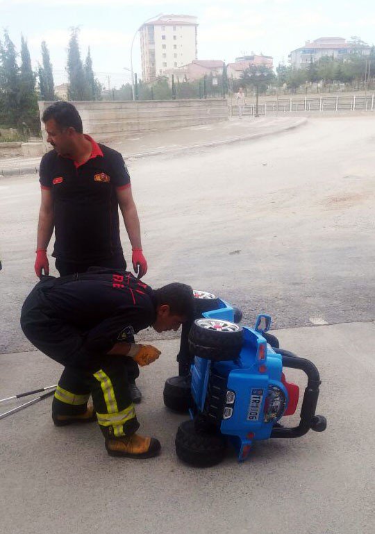 6. Kattaki Eve Giren Yılan Akülü Araca Saklandı