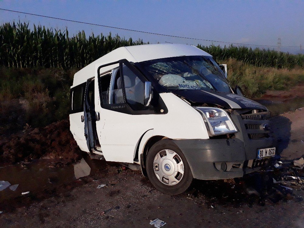 Otomobil İle Minibüs Çarpıştı: 1 Ölü, 8 Yaralı