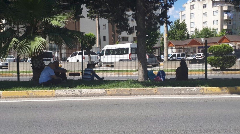 Vatandaşlar Ağaç Gölgelerine Kaçıyor