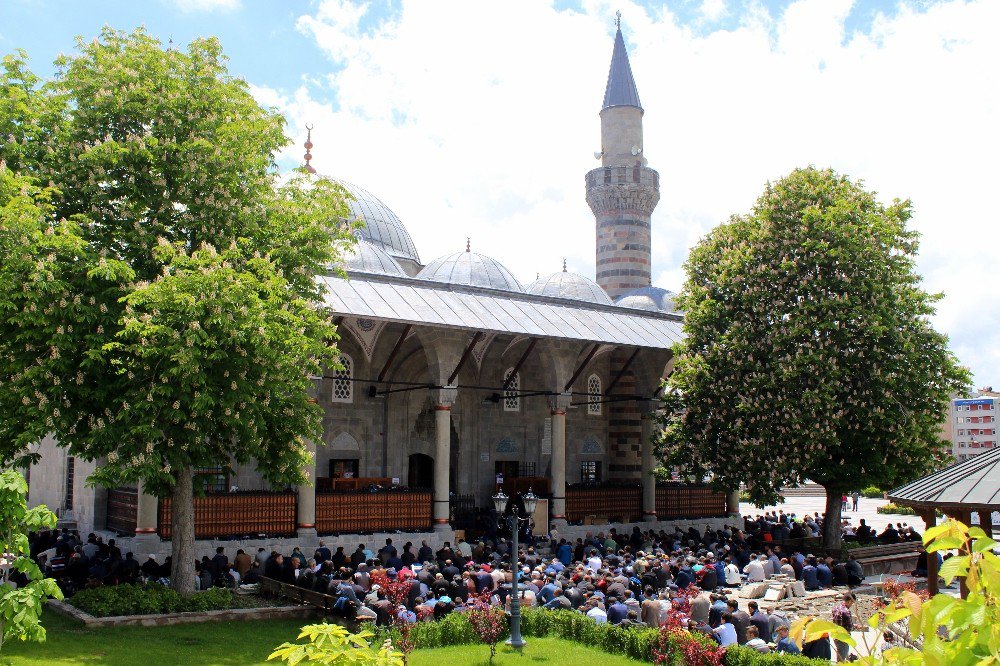 Ramazan’ın İlk Cuma Namazında Camiler Cemaatle Doldu Taştı