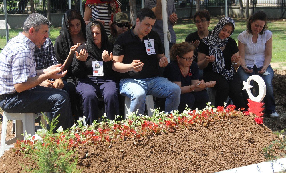 Şehit Yüzbaşının Annesi "Bırakın Oğlumun Ayaklarını Öpeyim" Diye Ağladı