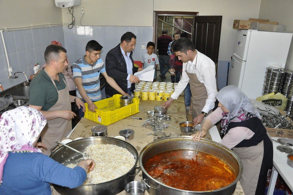 Gürün’de Her Gün 550 Aileye İftar Yemeği Dağıtılıyor