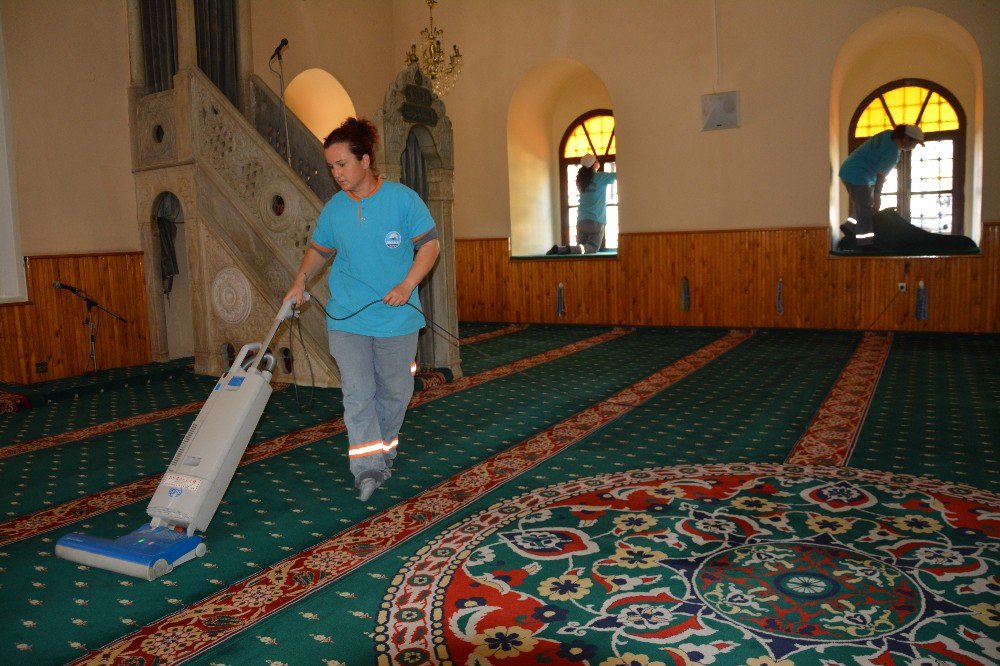 Söke Belediyesi’nden Ramazan Ayında Cami Ve Mezarlık Temizlikleri