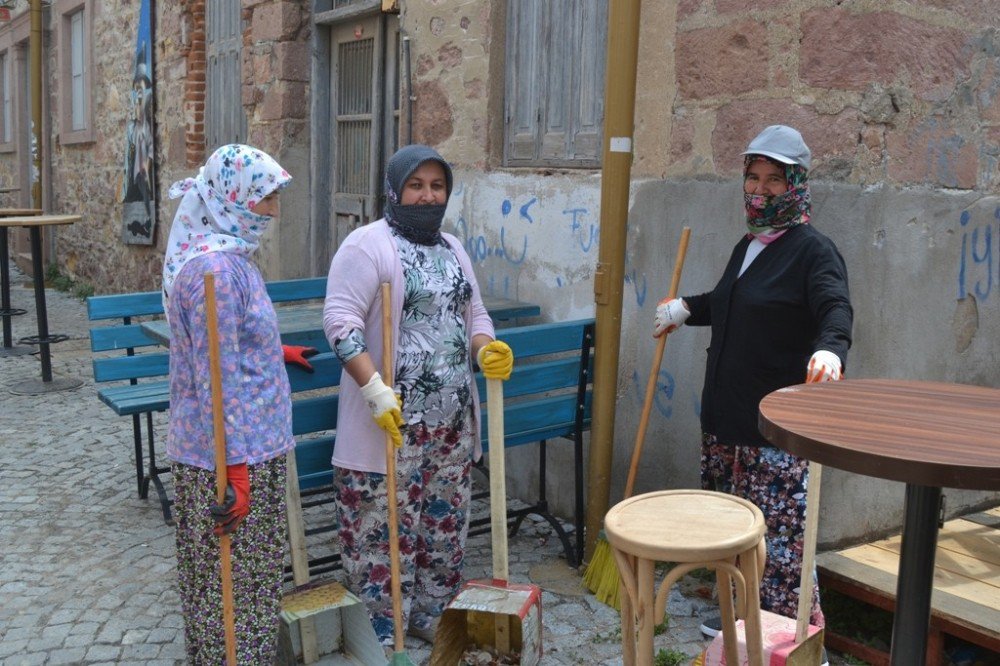 Ayvalık’ta Temizlik İşçisi Kadınlar Her Tarafı Pırıl Pırıl Yapıyor