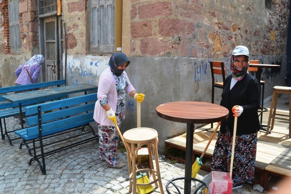 Ayvalık’ta Temizlik İşçisi Kadınlar Her Tarafı Pırıl Pırıl Yapıyor