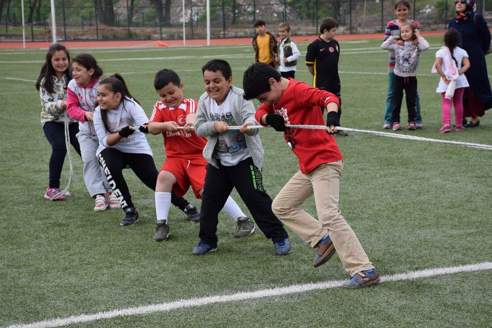 Reşadiye’de Geleneksel Çocuk Oyunları Şenliği Yapıldı