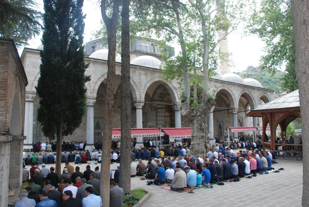 Tokat’ta Cuma Namazında Şehitler İçin Dua Edildi