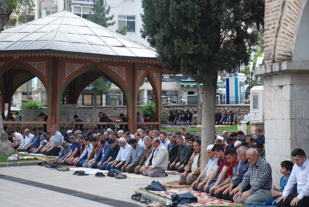 Tokat’ta Cuma Namazında Şehitler İçin Dua Edildi