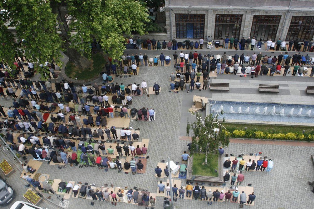 Trabzon’da Ramazan Ayının İlk Cuma Namazı’nda Cemaat Sokağa Taştı