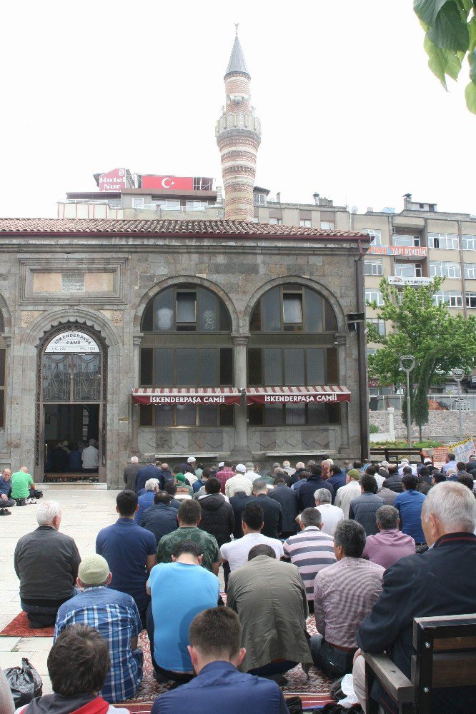 Trabzon’da Ramazan Ayının İlk Cuma Namazı’nda Cemaat Sokağa Taştı