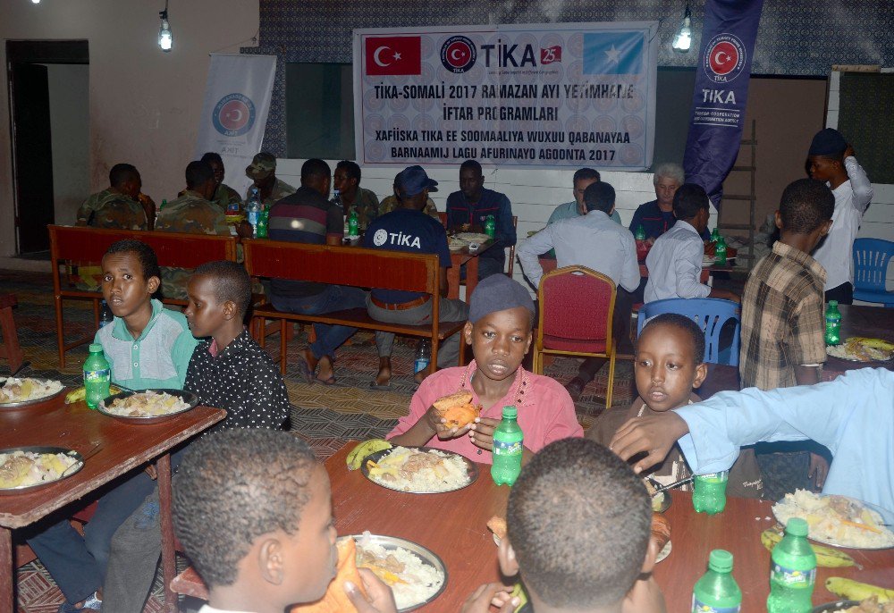 Tika’dan Somali’de Yetimlere İftar