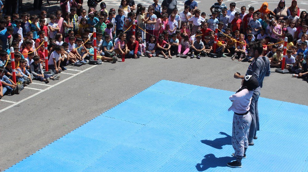 Sirk Sanatçıları Öğrencileri Sevindirdi