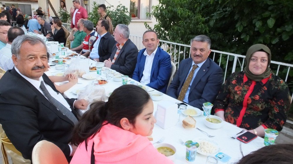 Vali Yazıcı Dutlucalı Vatandaşlarla İftarda Bir Araya Geldi