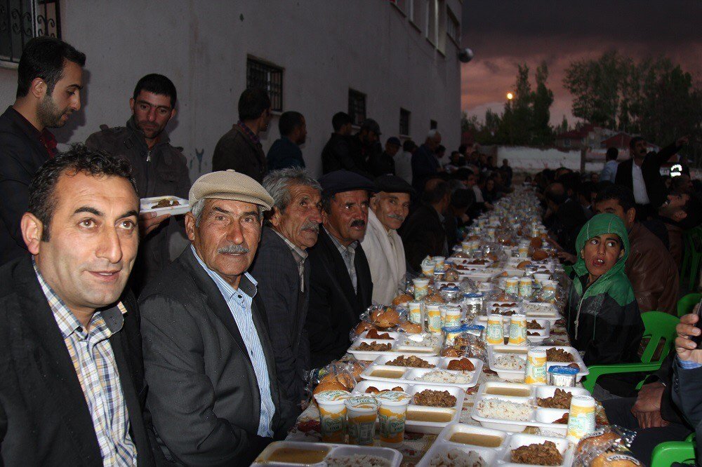 Başkale Belediyesi İftar Yemeği Verdi