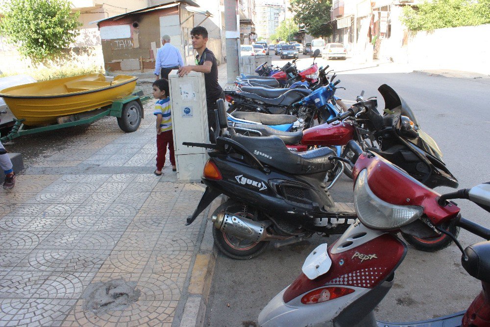 Motosiklet Hırsızları Güvenlik Kameralarına Takıldı