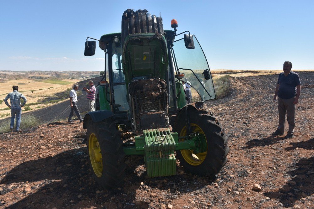 Traktör Arpa İle Birlikte Yandı