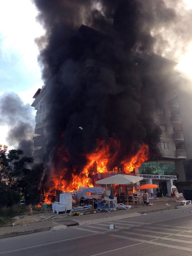 Alanya’da 5 Katlı Bina Alevlere Teslim Oldu