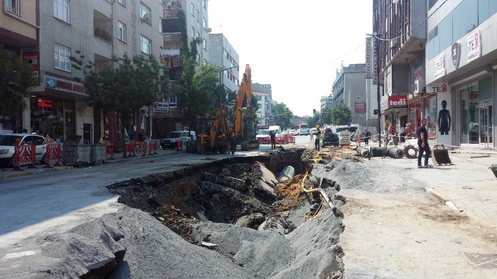 Bağcılar’da Aynı Cadde De Bu Sefer Yol Cöktü