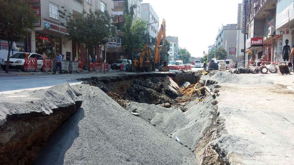 Bağcılar’da Aynı Cadde De Bu Sefer Yol Cöktü