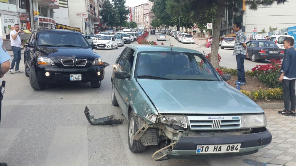 İki Otomobil Çarpıştı, Çocuklar Şoka Girdi