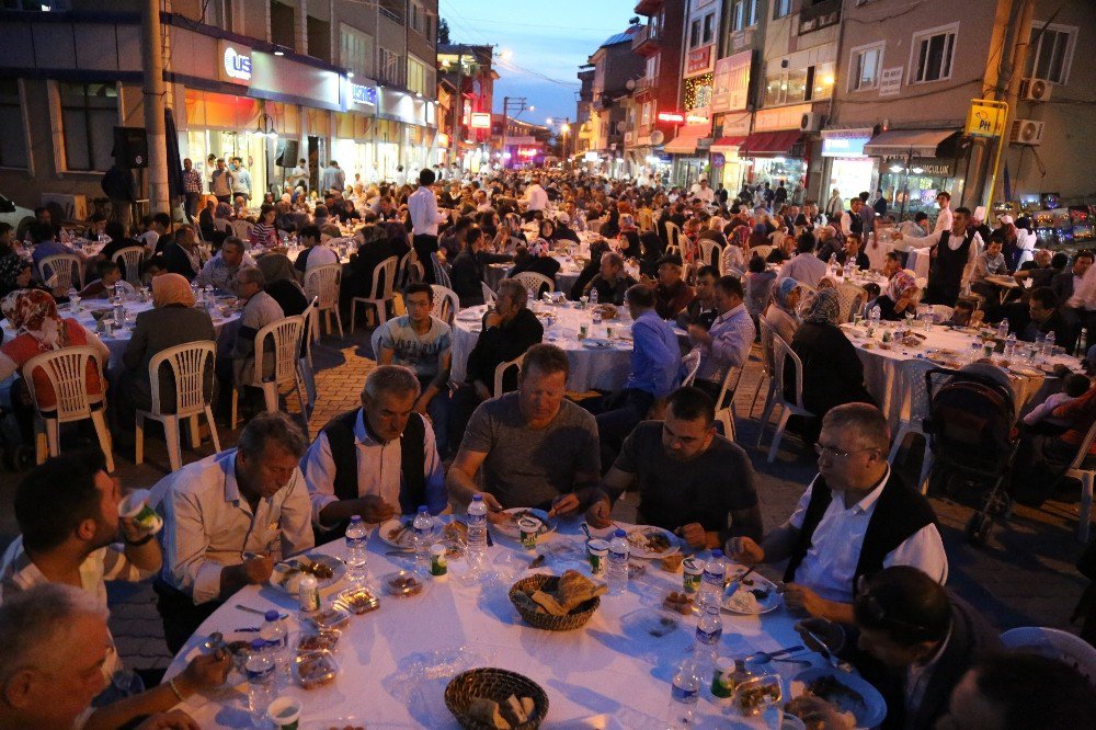 İftar Sofrası Orhaneli’de Kuruldu