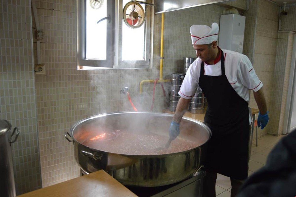 Çorum Aşevi’nde Günlük 1000 Kişiye Sıcak Yemek