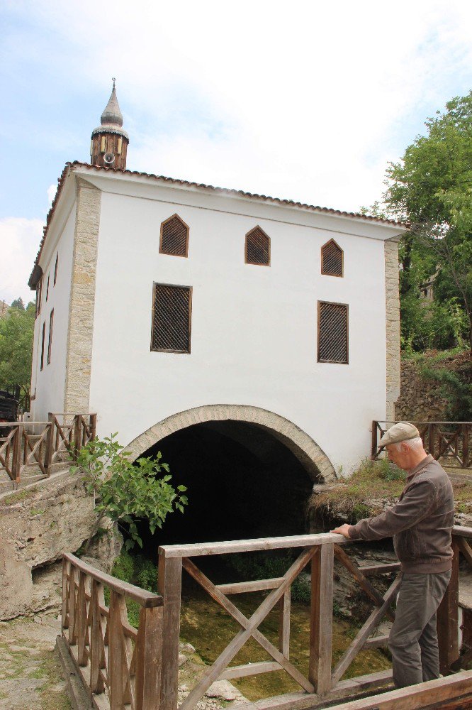 Kaçak Cami Hikayesi Ve Mimarisi İle Dikkat Çekiyor