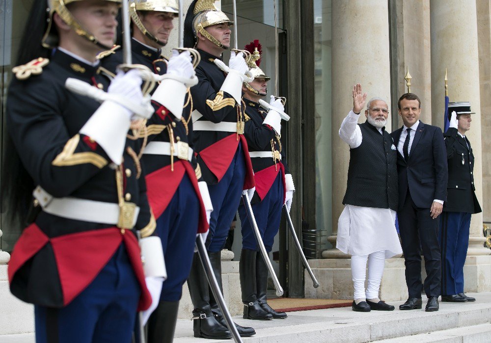 Macron İle Modi Fransa’da Bir Araya Geldi