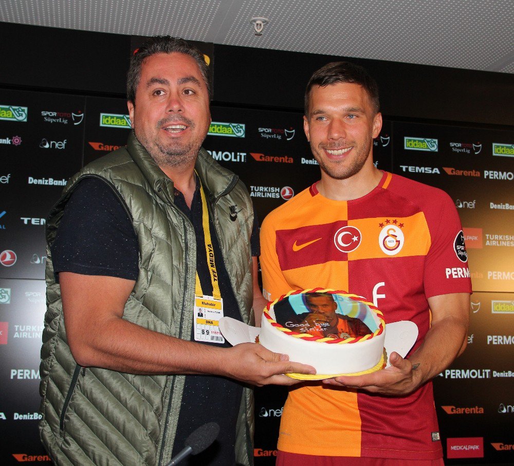 Podolski’ye Basın Mensuplarından Pasta