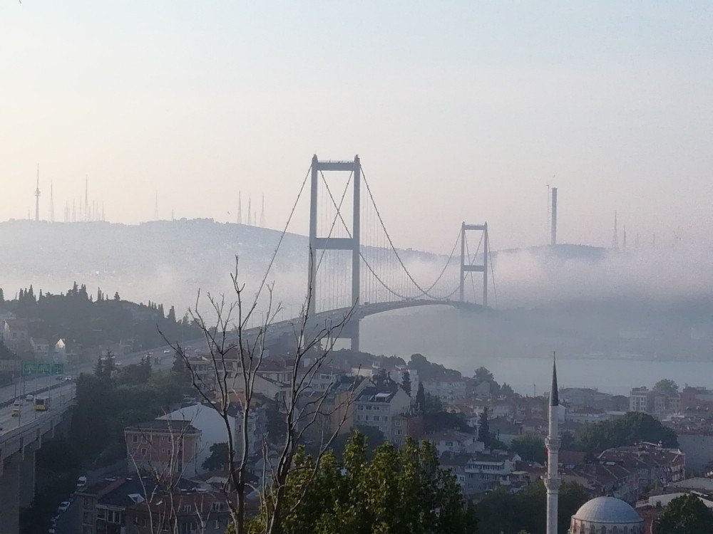 İstanbul Boğazı’nda Sis Etkili Oldu