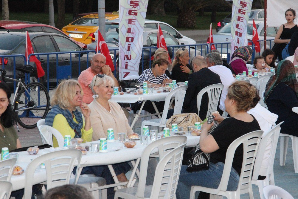 Kadıköylüler İftar İçin Caddebostan Sahili’nde Buluştu