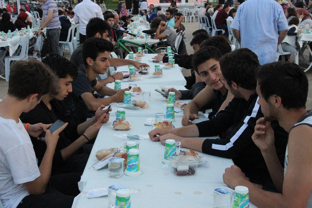 Kadıköylüler İftar İçin Caddebostan Sahili’nde Buluştu