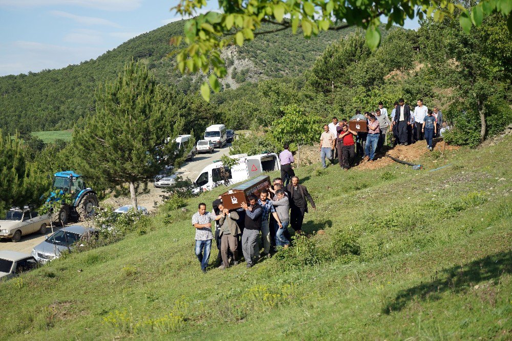 Silahlı Saldırıda Ölen Baba İle Oğlu, Yan Yana Toprağa Verildi